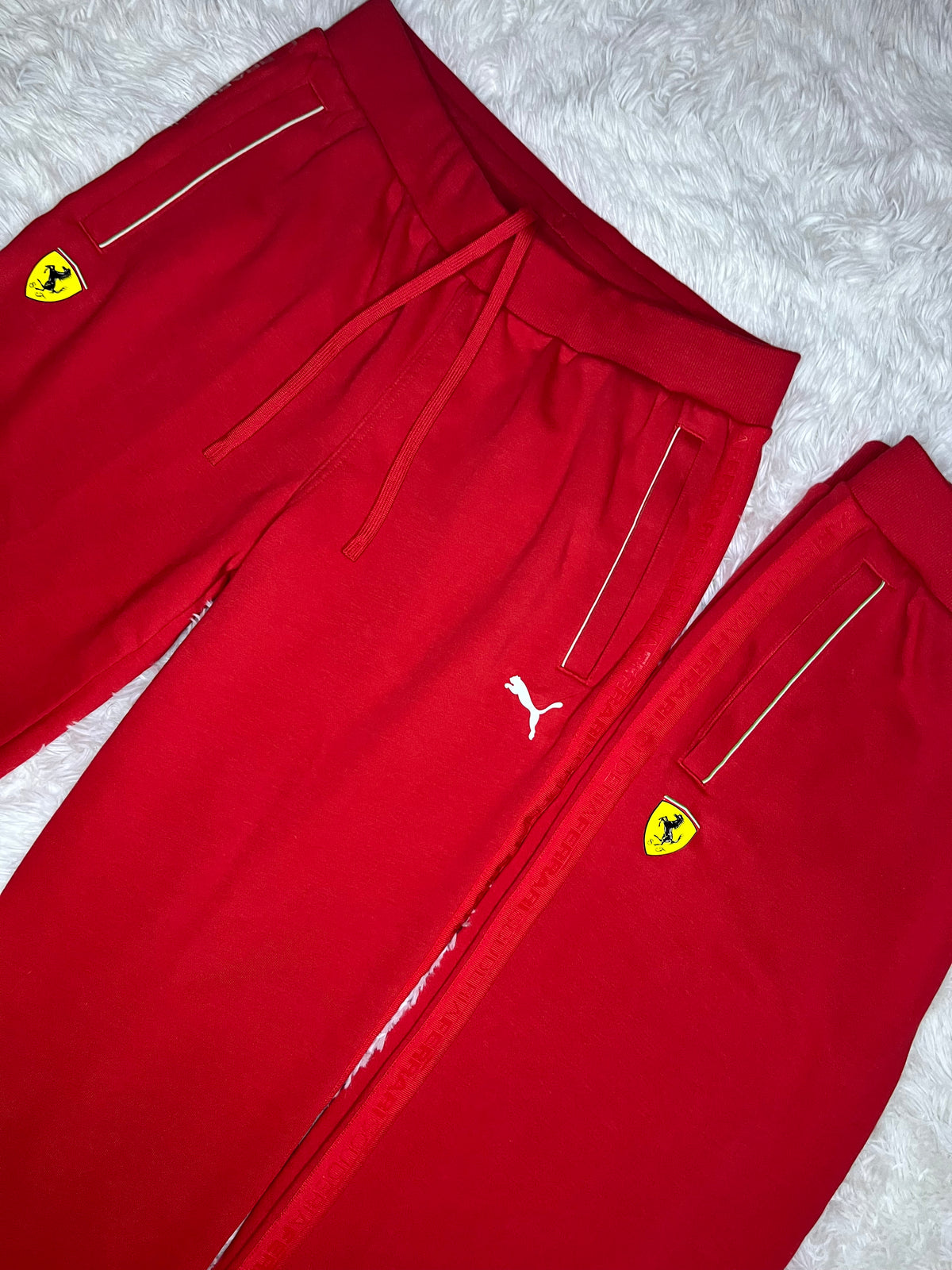 Pantalón buzo puma Scuderia Ferrari diseño lateral