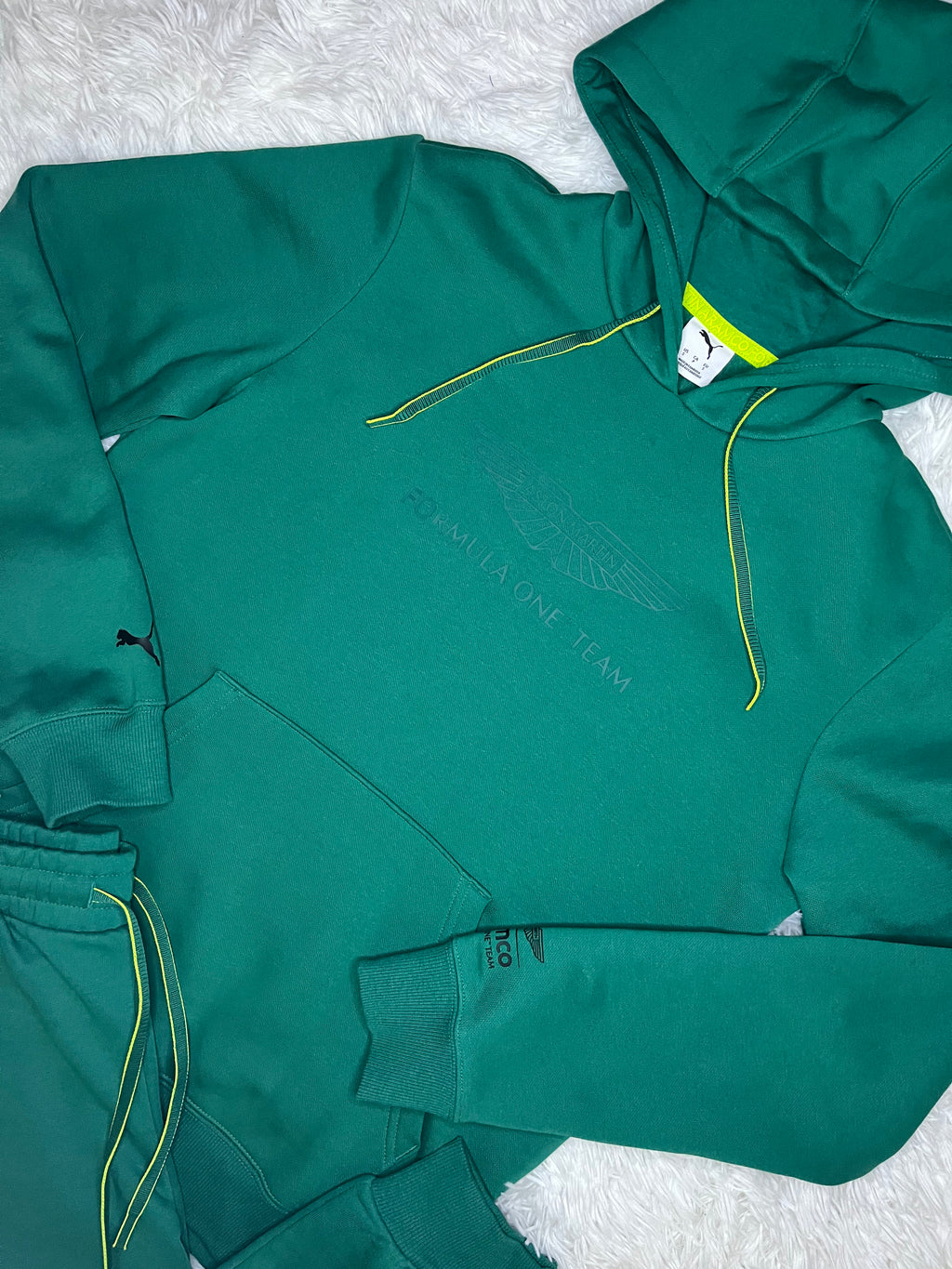 CONJUNTO PUMA ASTON MARTIN ESSENTIAL VERDE: POLERÓN Y PANTALÓN