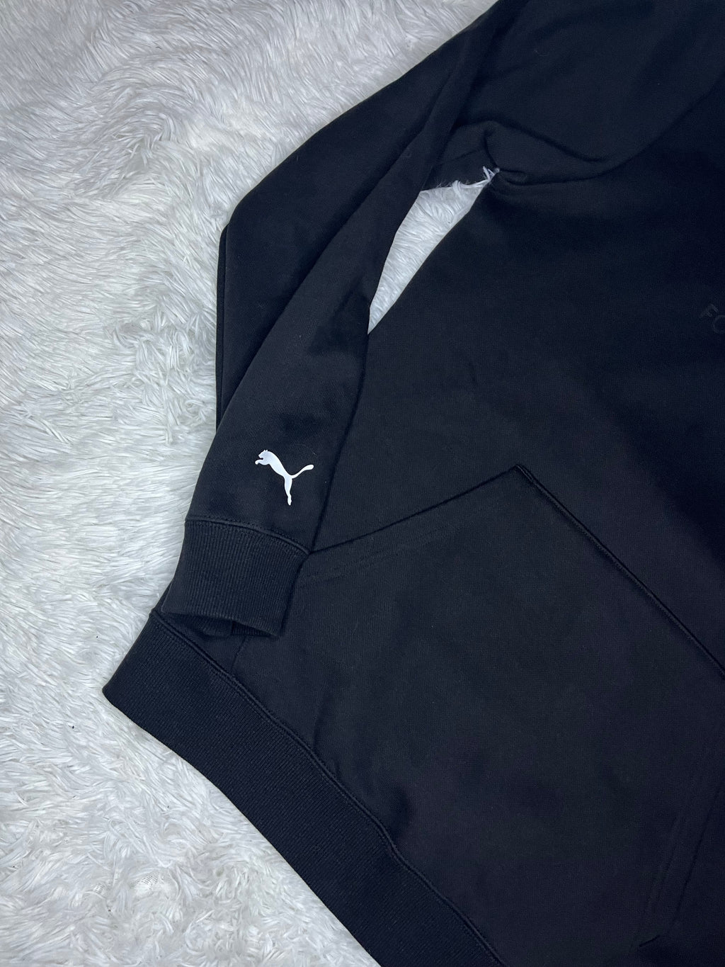 POLERÓN CANGURO PUMA ASTON MARTIN NEGRO CON LOGO