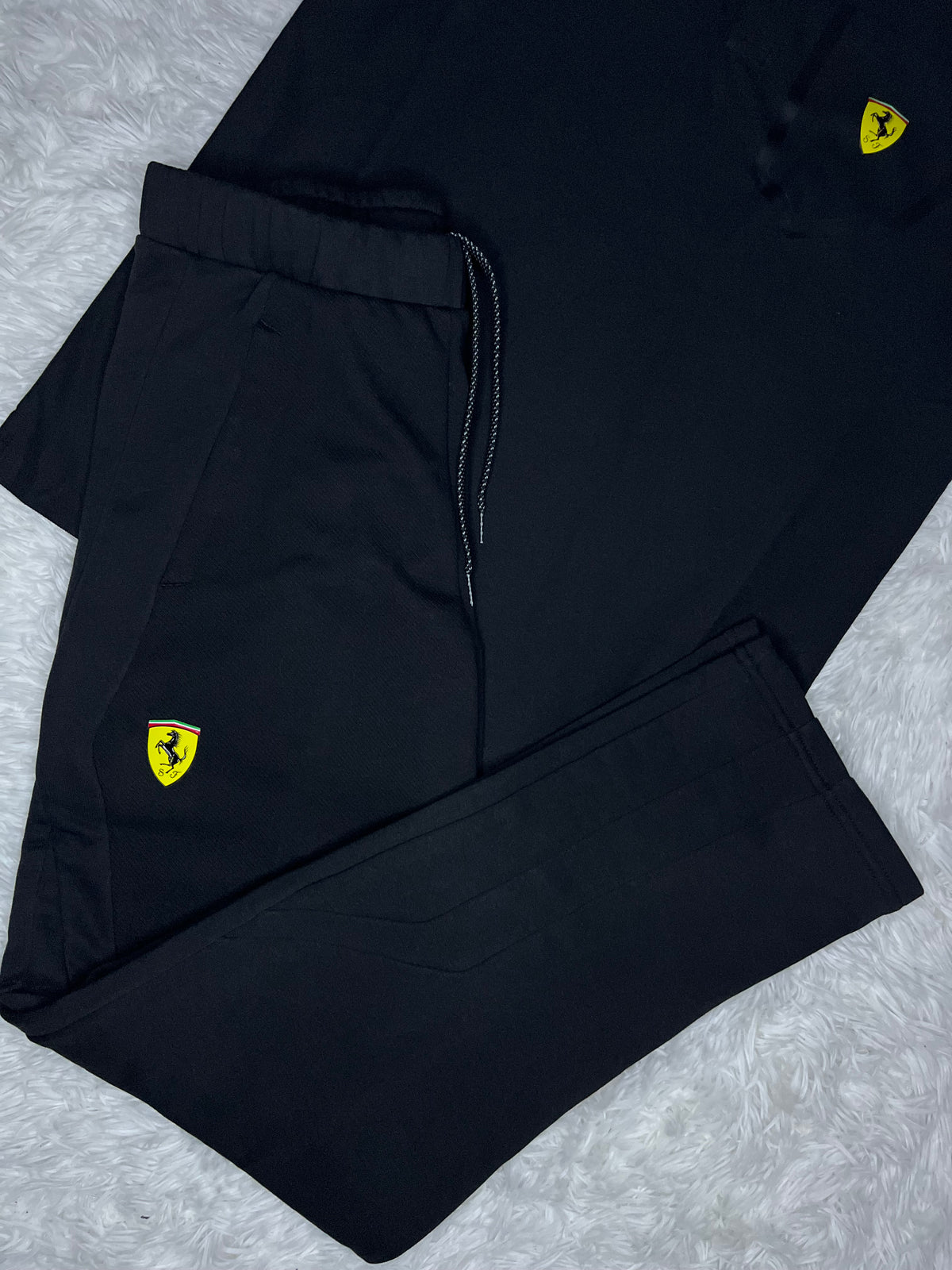 CONJUNTO PUMA SCUDERIA FERRARI NEGRO REFLECTANTE: POLERA TIPO PIQUÉ Y PANTALÓN DE BUZO RECTO