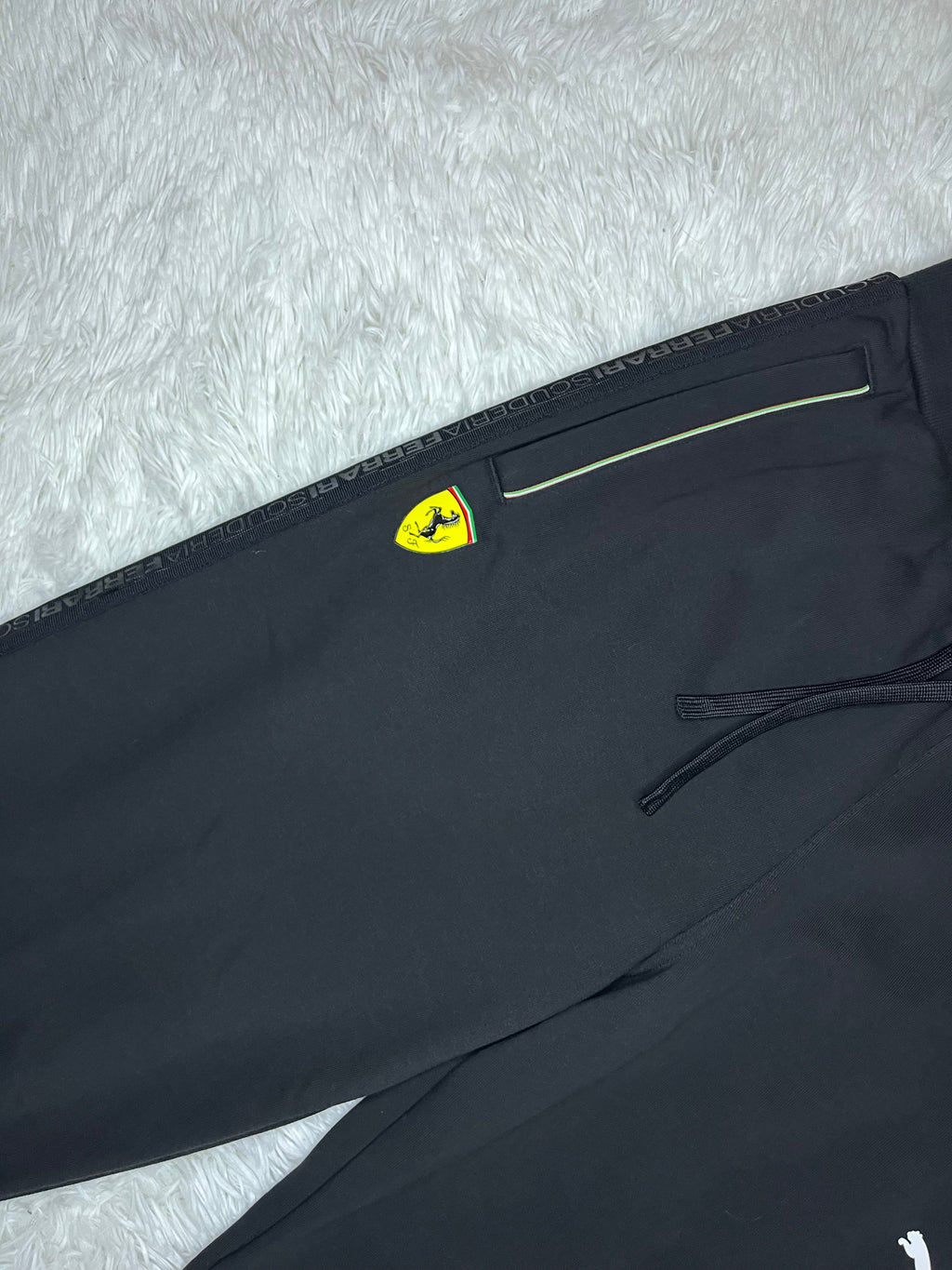 PANTALÓN DE BUZO PUMA DISEÑO LATERAL SCUDERIA FERRARI NEGRO