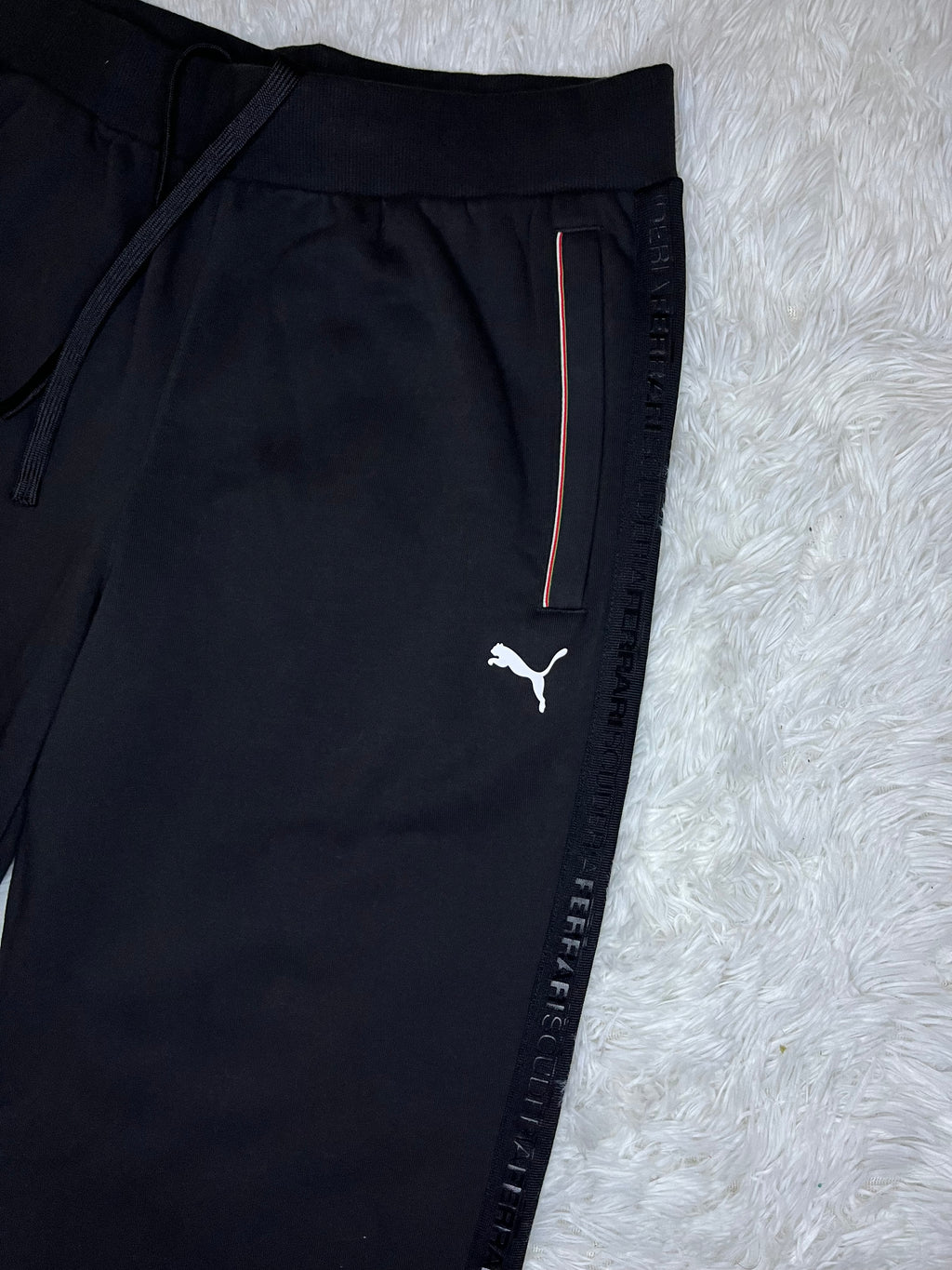 PANTALÓN DE BUZO PUMA DISEÑO LATERAL SCUDERIA FERRARI NEGRO