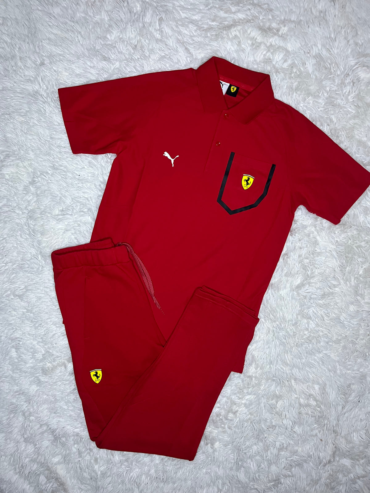 CONJUNTO PUMA SCUDERIA FERRARI ROJO: POLERA DE PIQUÉ Y PANTALÓN DE BUZO RECTO