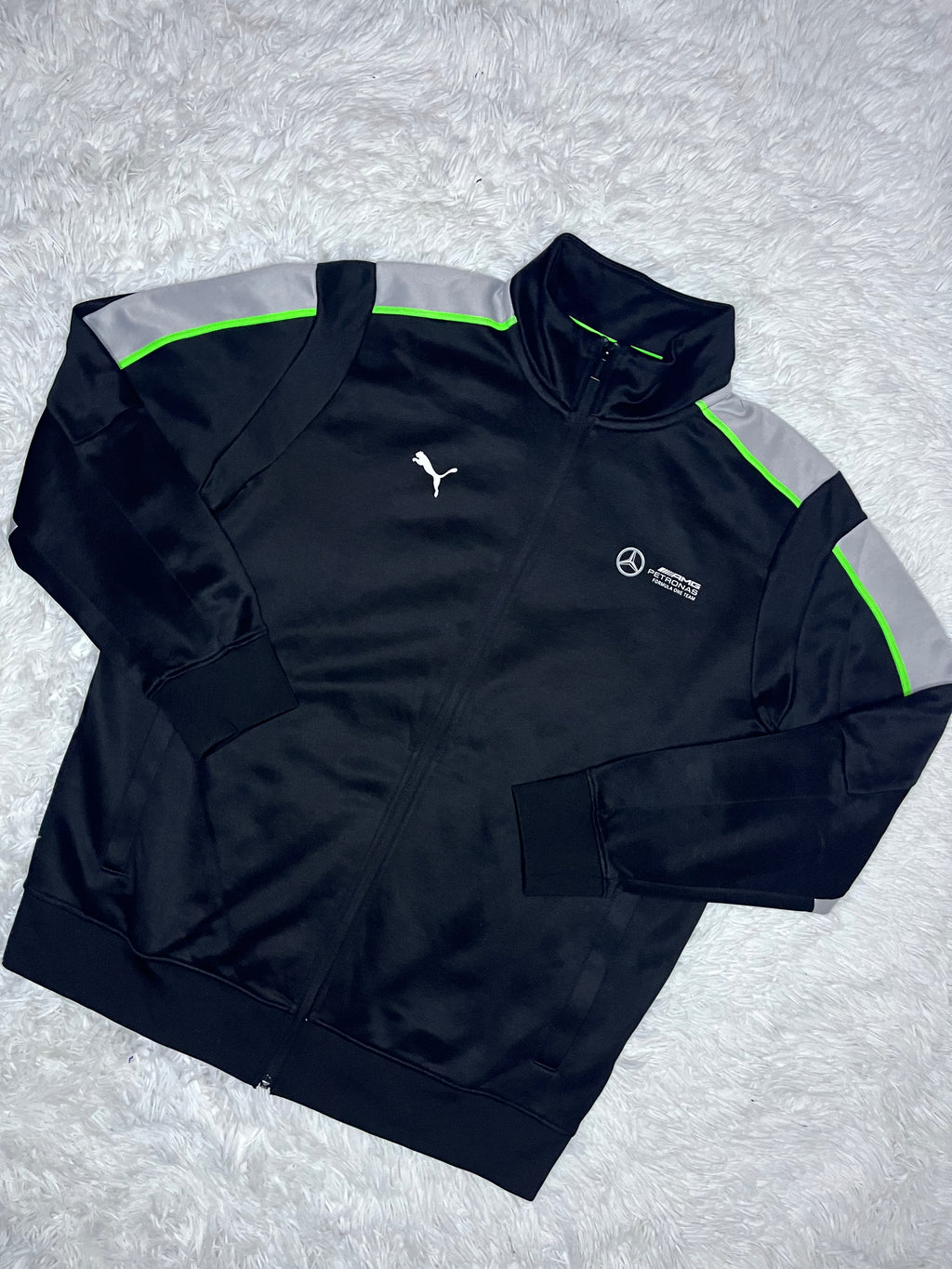 POLERÓN PUMA MT7+ MERCEDES AMG PETRONAS NEGRO CON CIERRE Y DETALLE