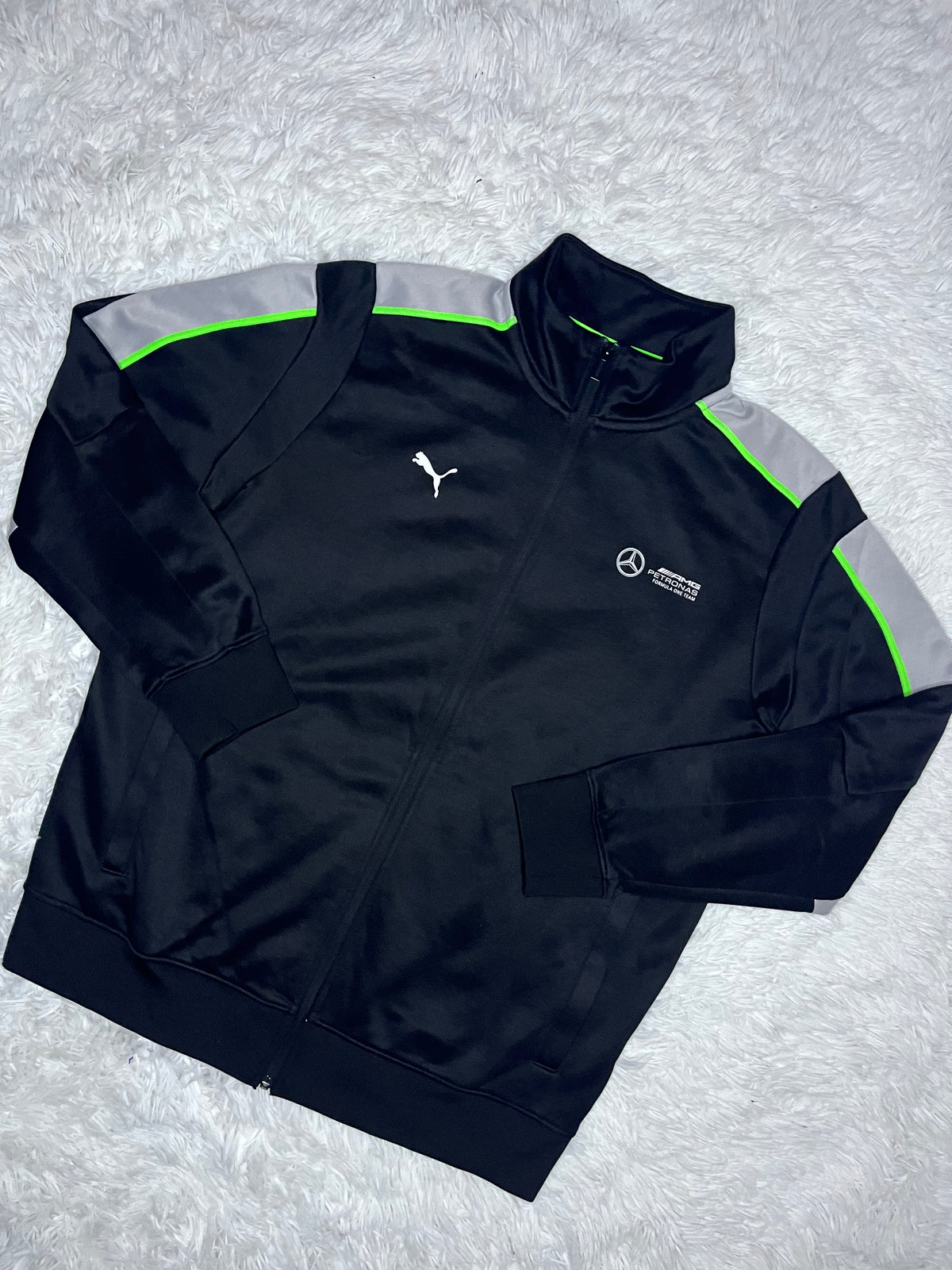POLERÓN PUMA MT7+ MERCEDES AMG PETRONAS NEGRO CON CIERRE Y DETALLE