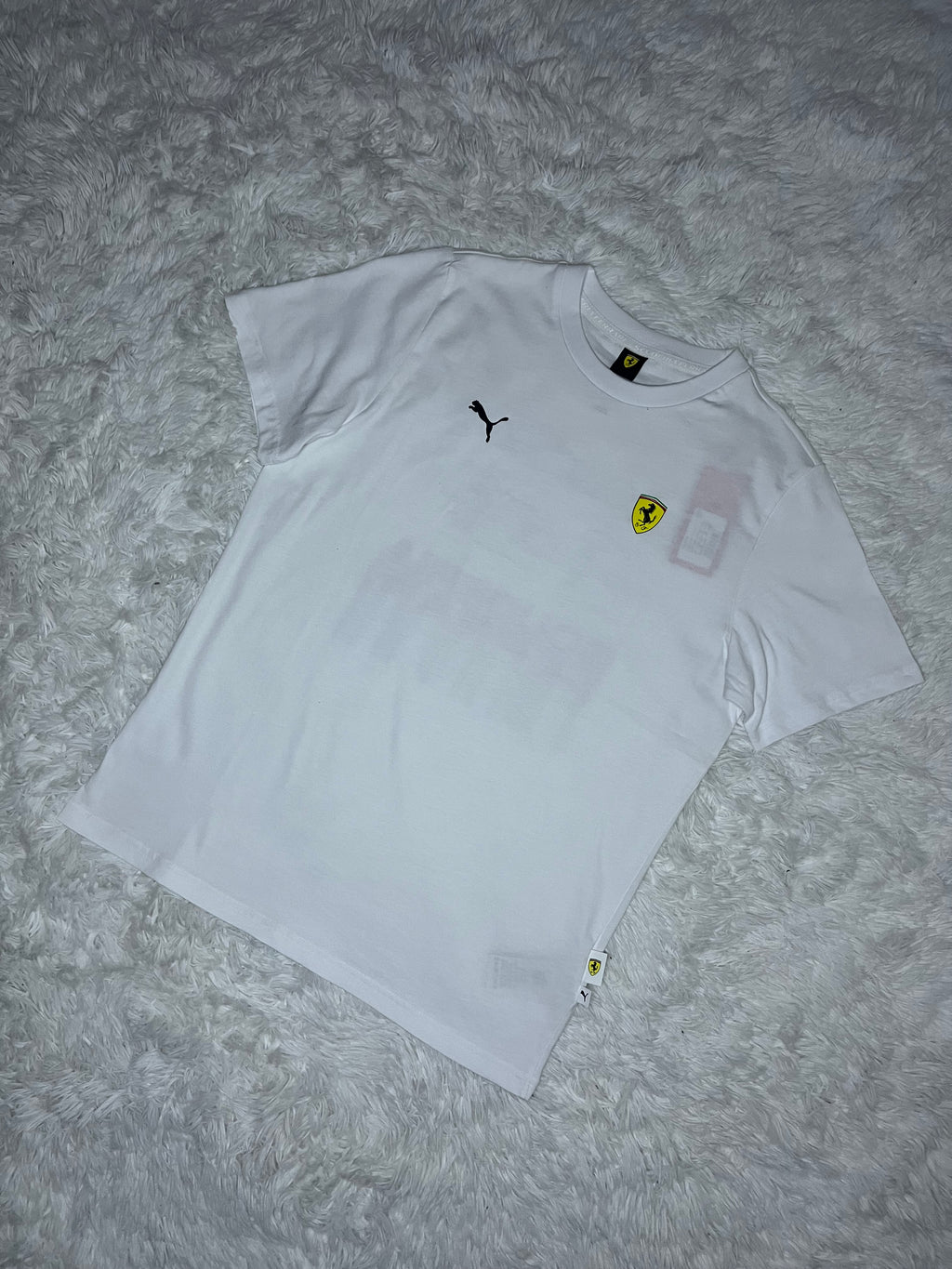 POLERA PUMA SCUDERIA FERRARI BLANCA CON DISEÑO EN LA ESPALDA