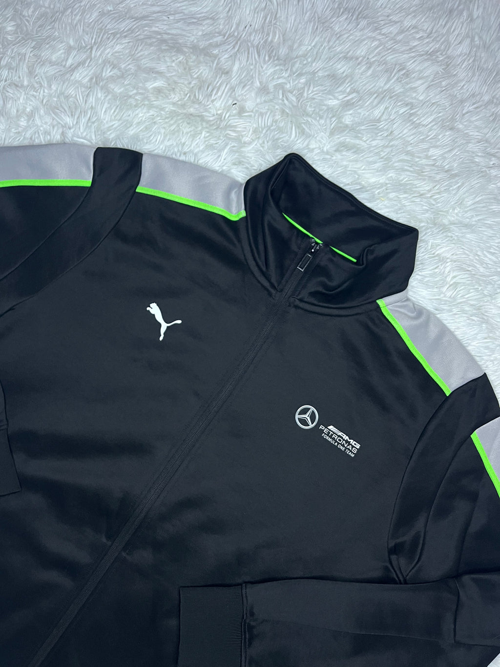 POLERÓN PUMA MT7+ MERCEDES AMG PETRONAS NEGRO CON CIERRE Y DETALLE