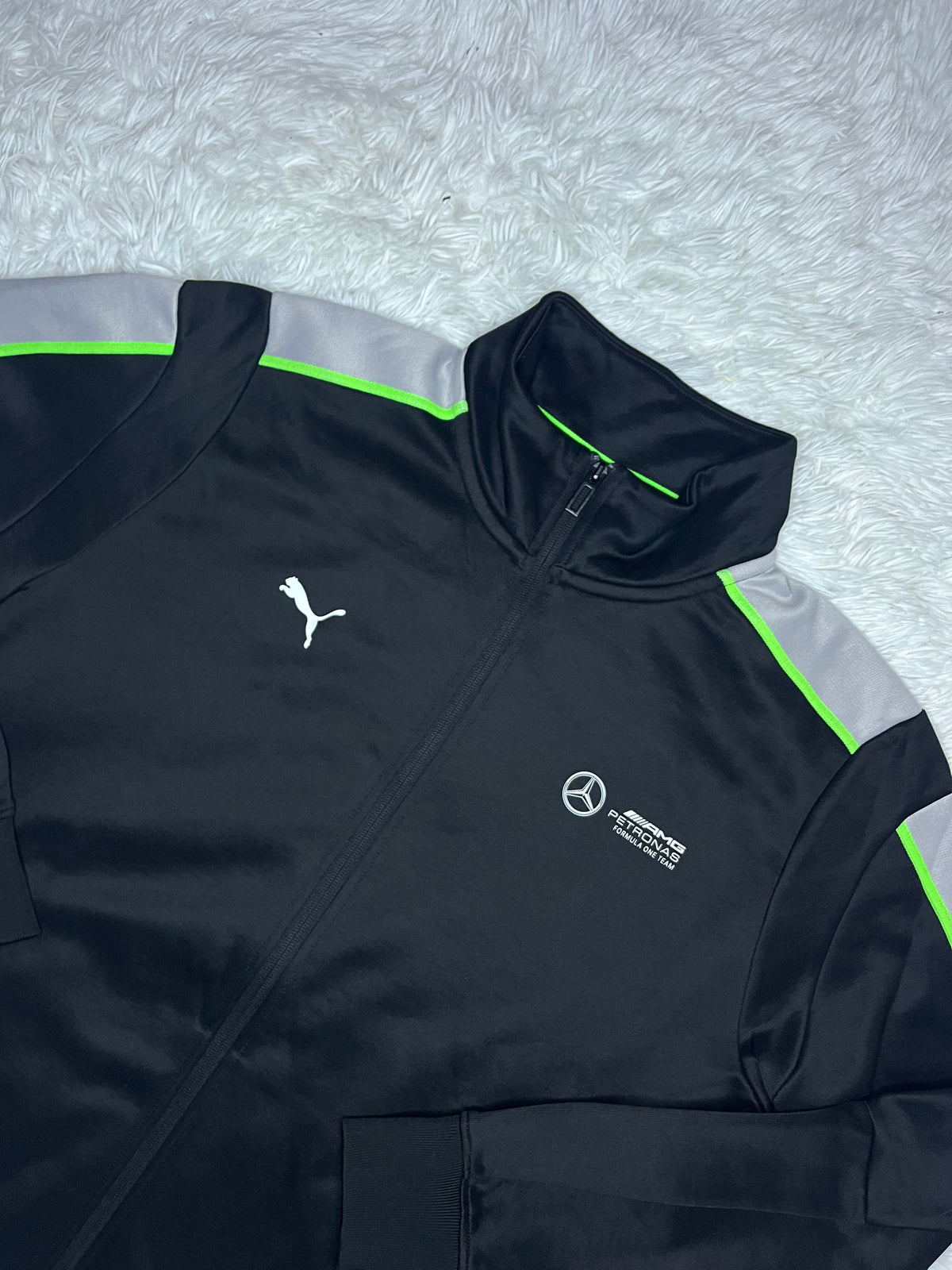 POLERÓN PUMA MT7+ MERCEDES AMG PETRONAS NEGRO CON CIERRE Y DETALLE