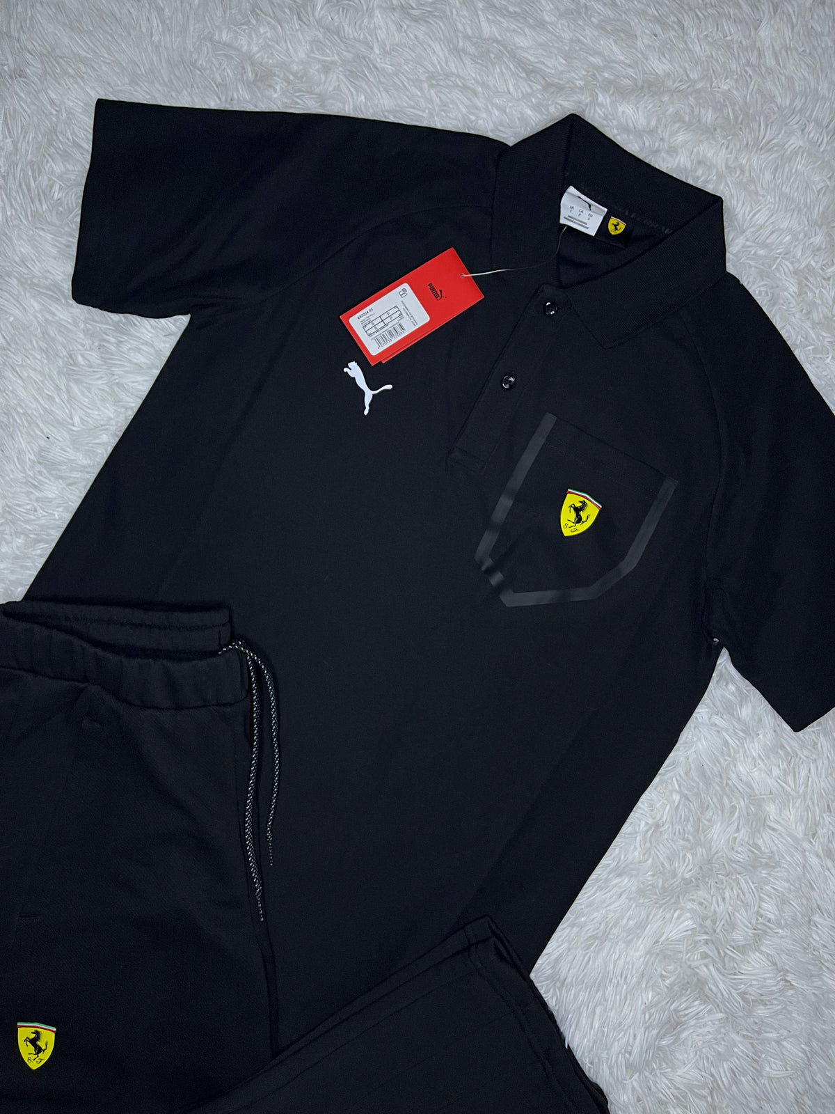 CONJUNTO PUMA SCUDERIA FERRARI NEGRO REFLECTANTE: POLERA TIPO PIQUÉ Y PANTALÓN DE BUZO RECTO