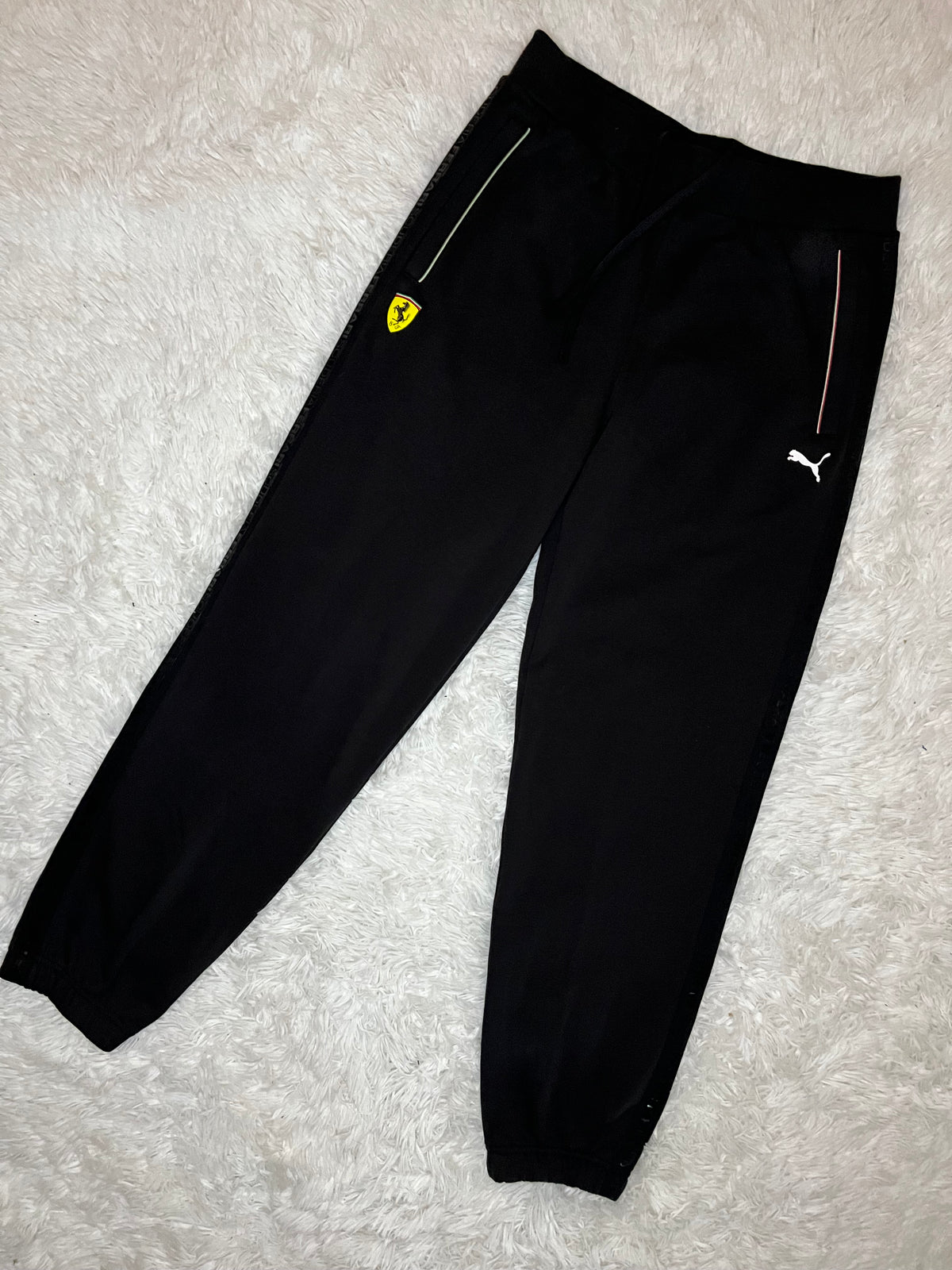 PANTALÓN DE BUZO PUMA DISEÑO LATERAL SCUDERIA FERRARI NEGRO