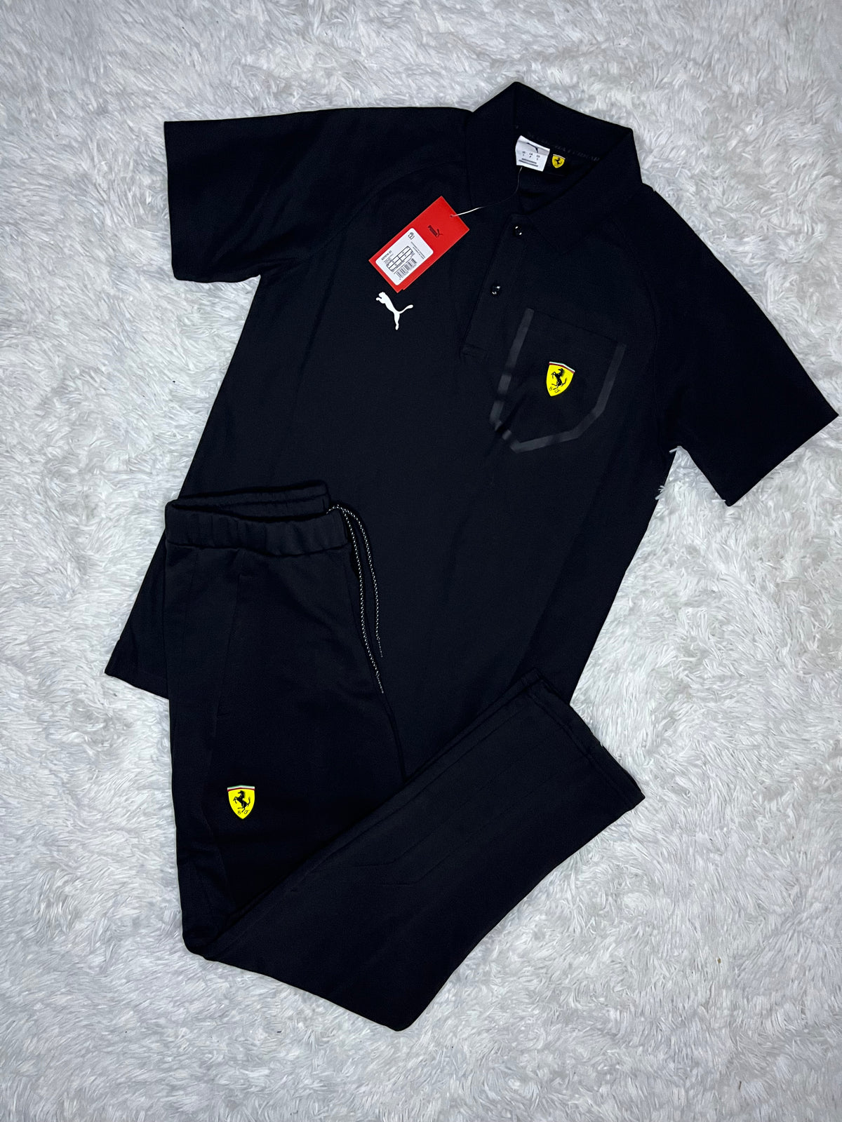 CONJUNTO PUMA SCUDERIA FERRARI NEGRO REFLECTANTE: POLERA TIPO PIQUÉ Y PANTALÓN DE BUZO RECTO