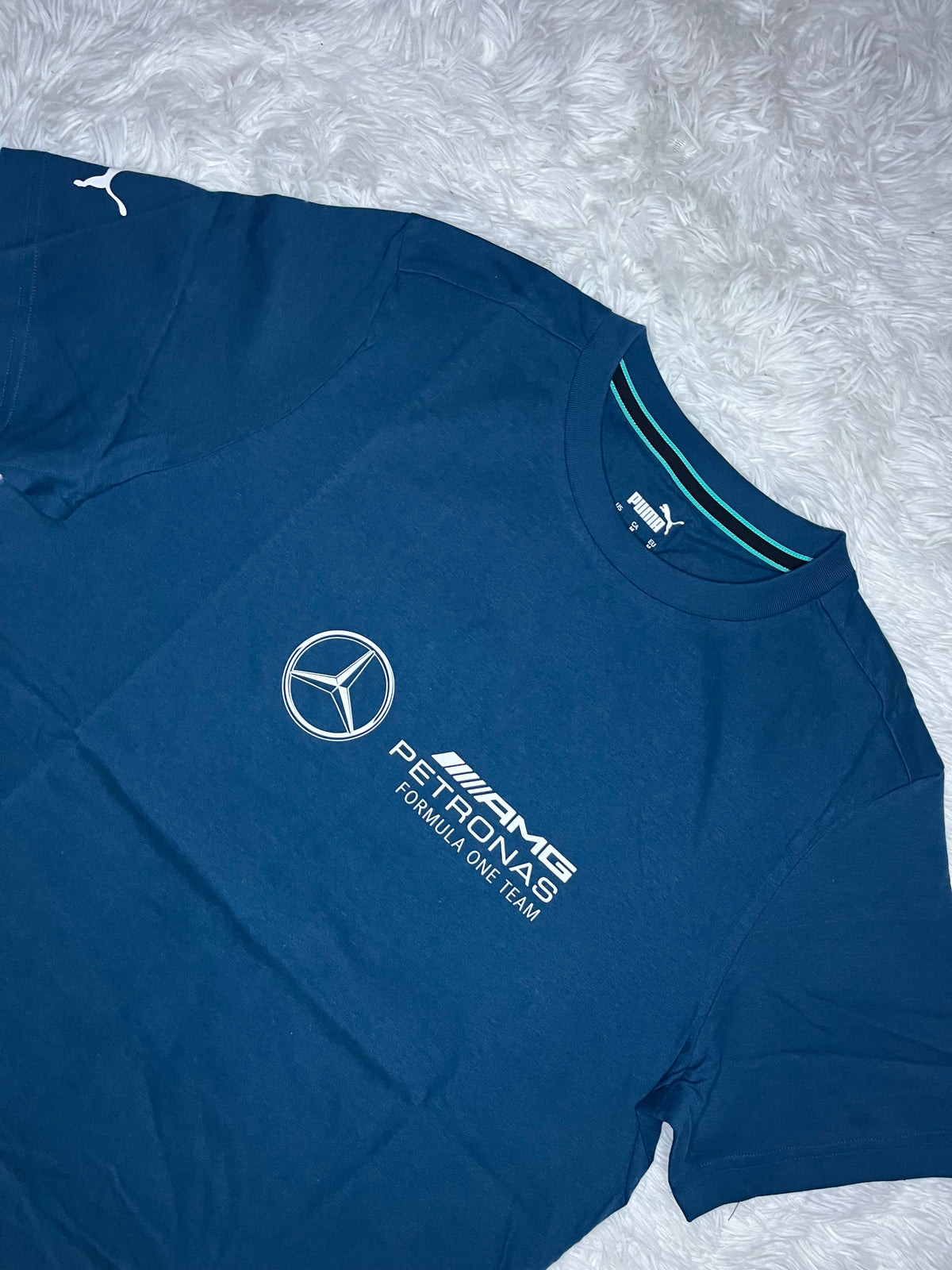 POLERA PUMA MERCEDES AMG PETRONAS AZUL CON DISEÑO EN LA ESPALDA