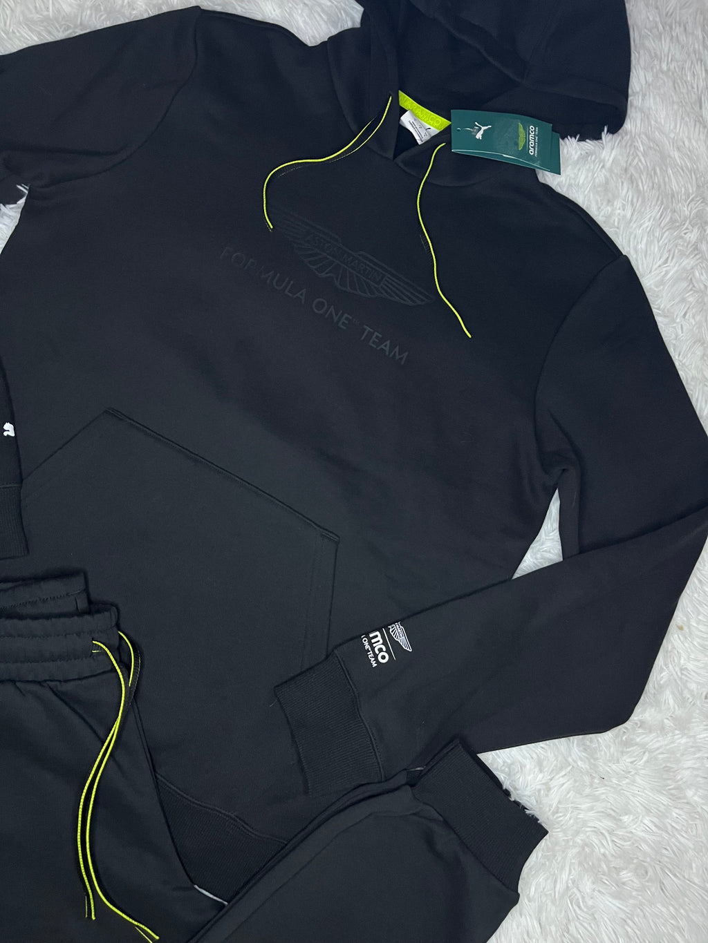CONJUNTO PUMA ASTON MARTIN 2026 NEGRO: POLERÓN Y PANTALÓN