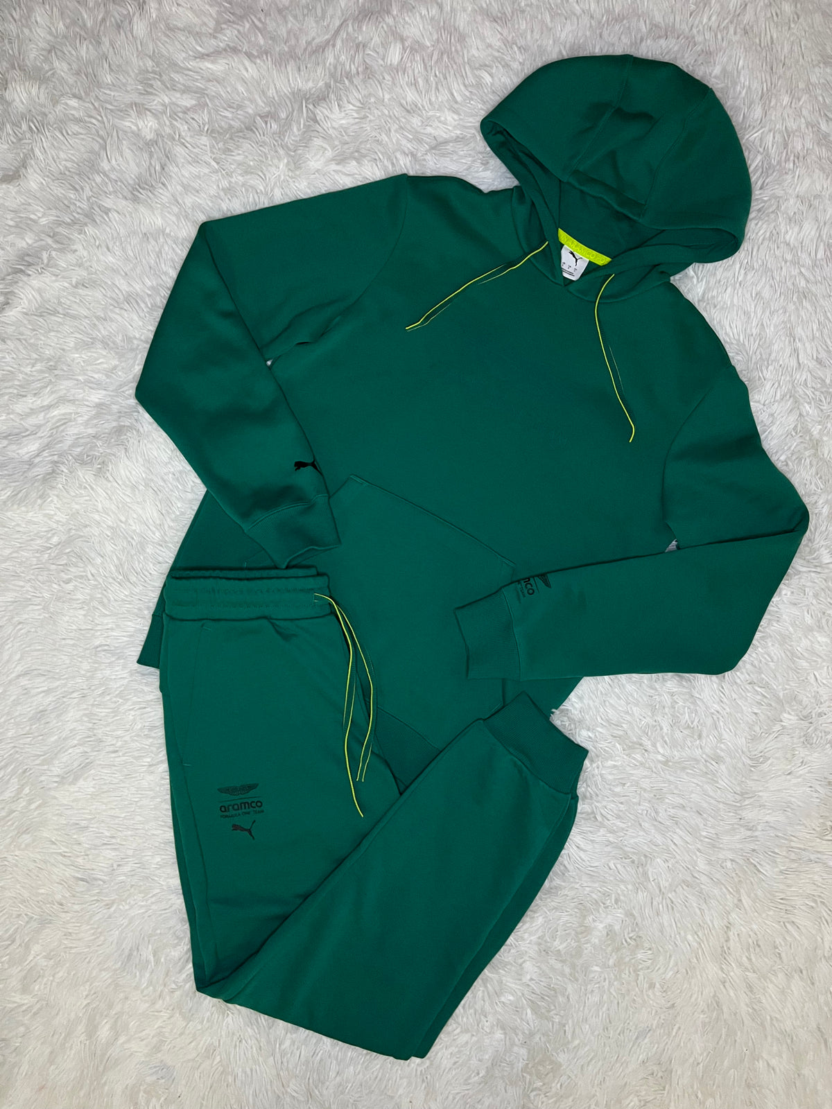 CONJUNTO PUMA ASTON MARTIN ESSENTIAL VERDE: POLERÓN Y PANTALÓN