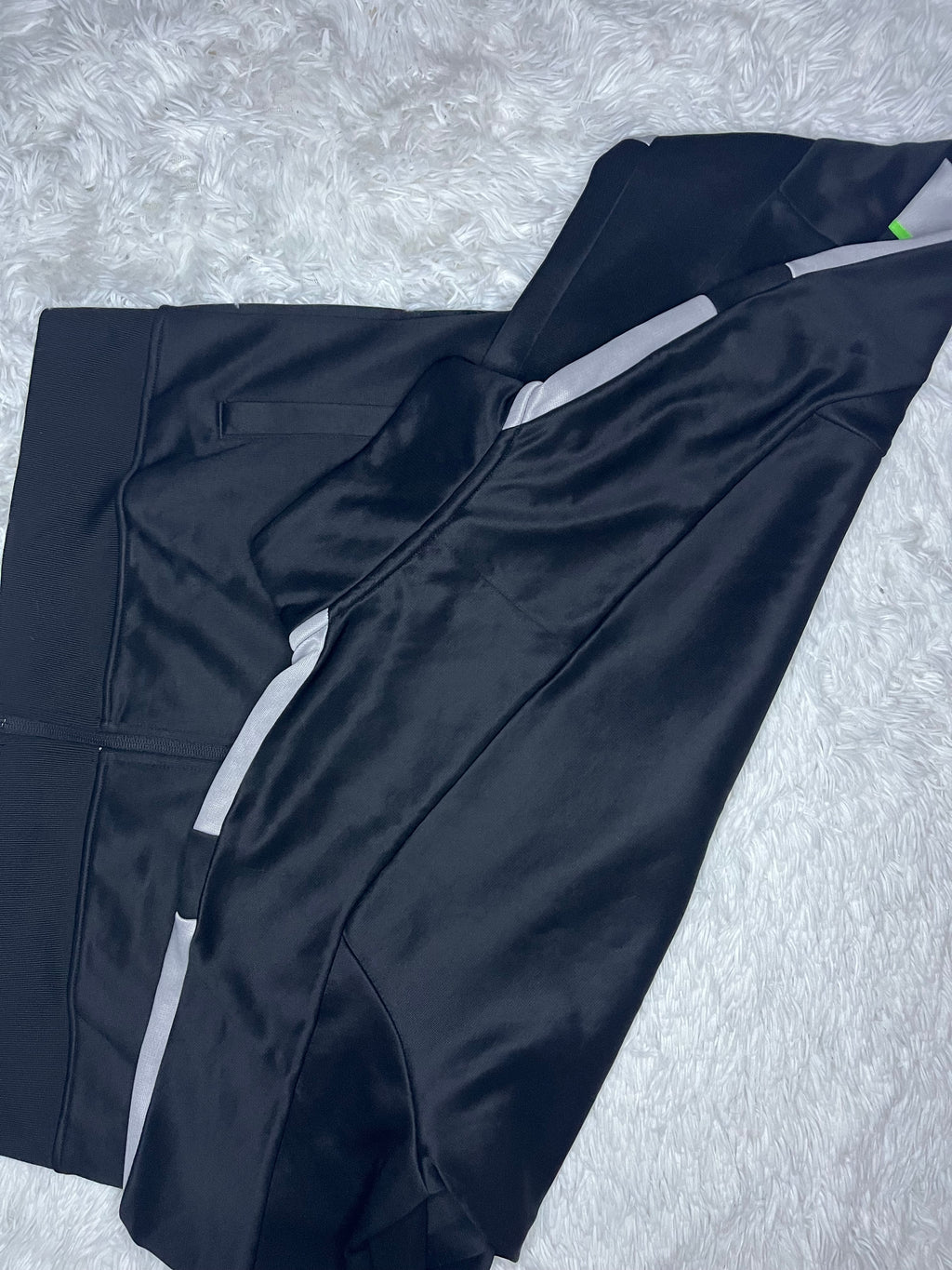 POLERÓN PUMA MT7+ MERCEDES AMG PETRONAS NEGRO CON CIERRE Y DETALLE