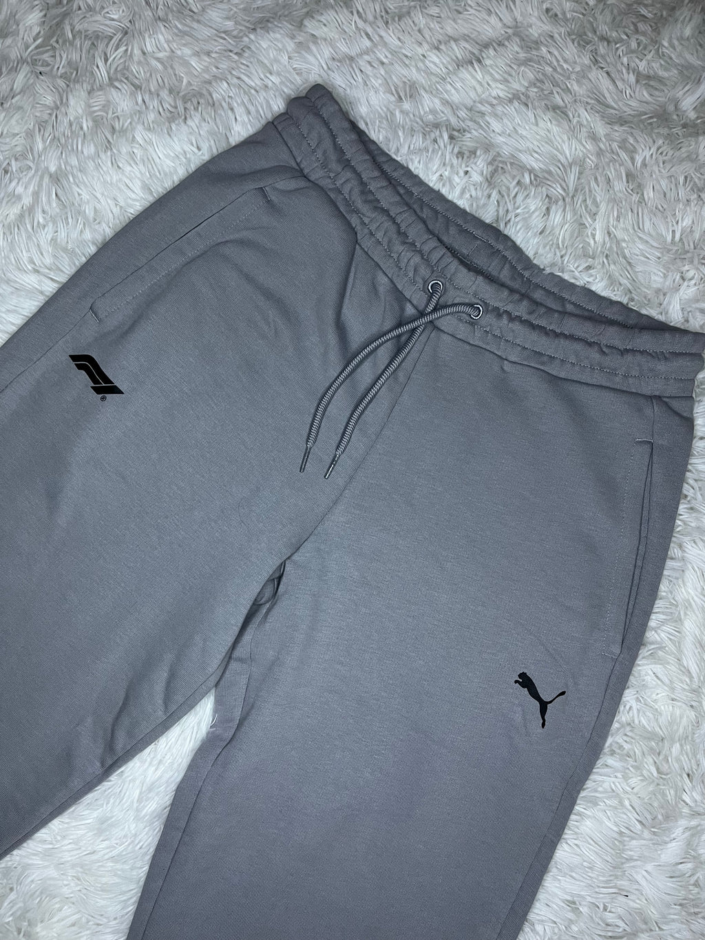 PANTALÓN DE BUZO PUMA FÓRMULA 1 REGULAR GRIS
