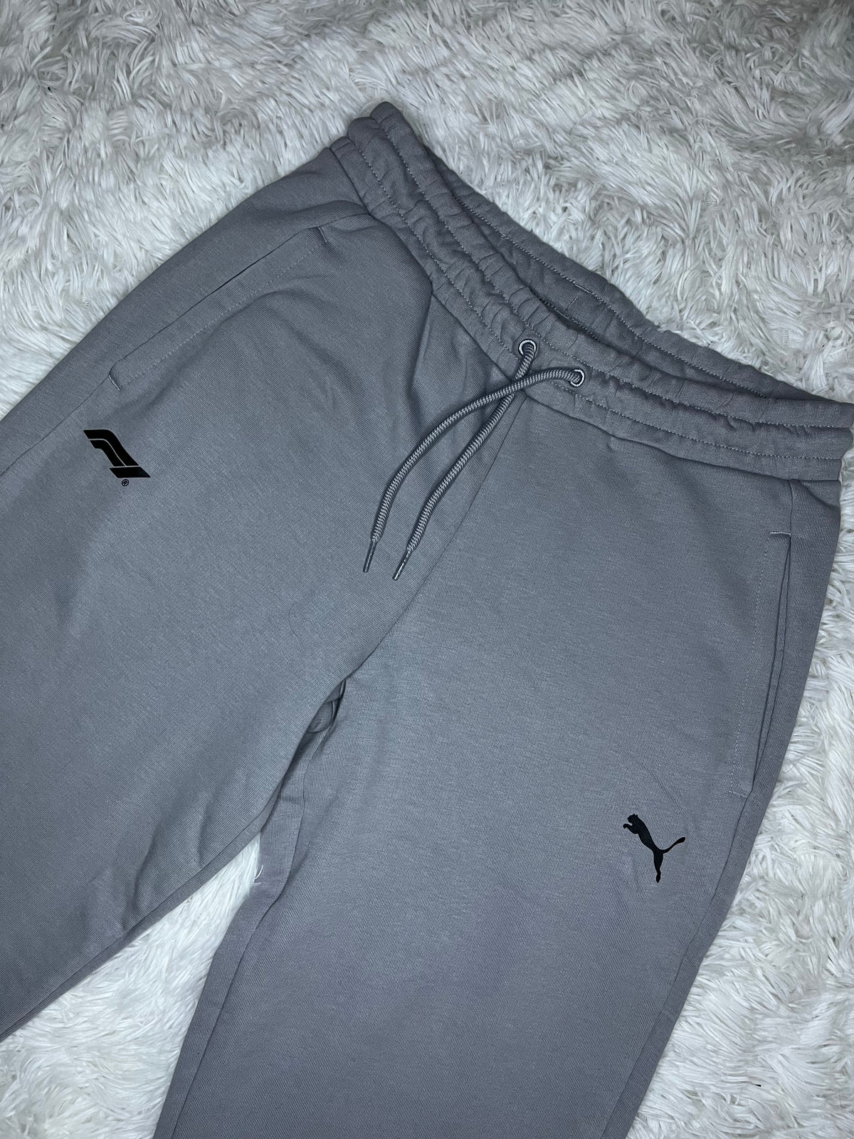 PANTALÓN DE BUZO PUMA FÓRMULA 1 REGULAR GRIS