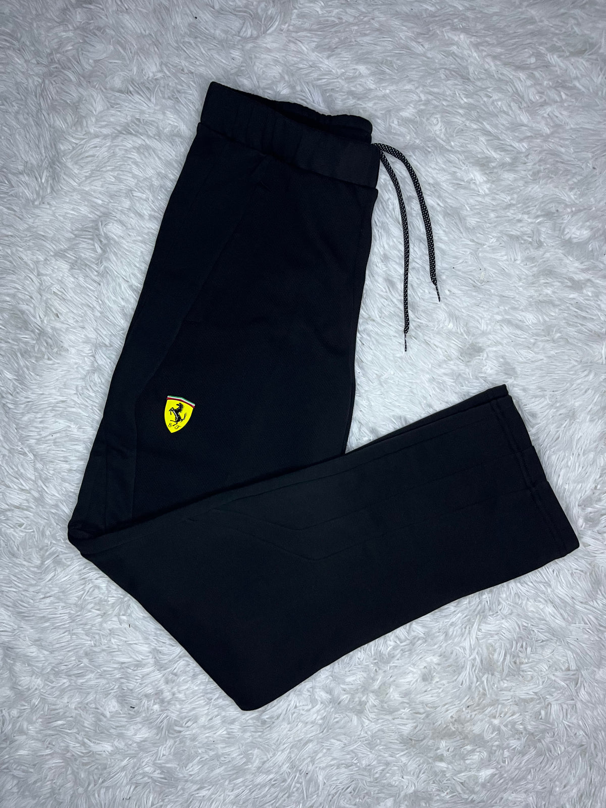 PANTALÓN DE BUZO RECTO SCUDERIA FERRARI NEGRO REFLECTANTE