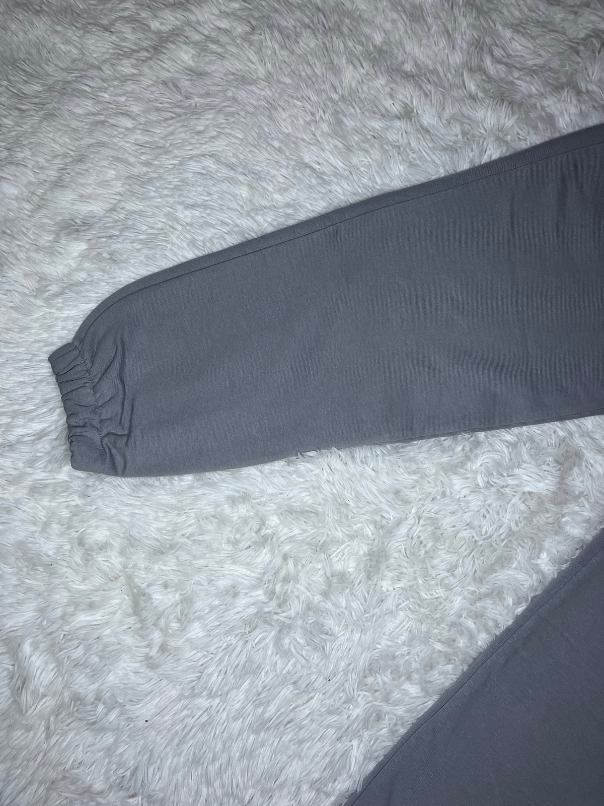 PANTALÓN DE BUZO PUMA FÓRMULA 1 REGULAR GRIS