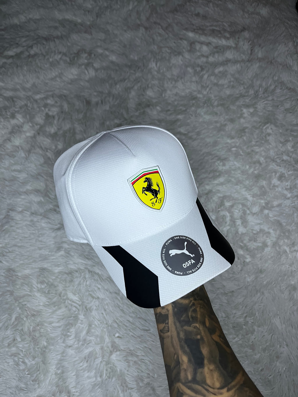 GORRO UNISEX PUMA SCUDERIA FERRARI BLANCO CON VISERA CURVA