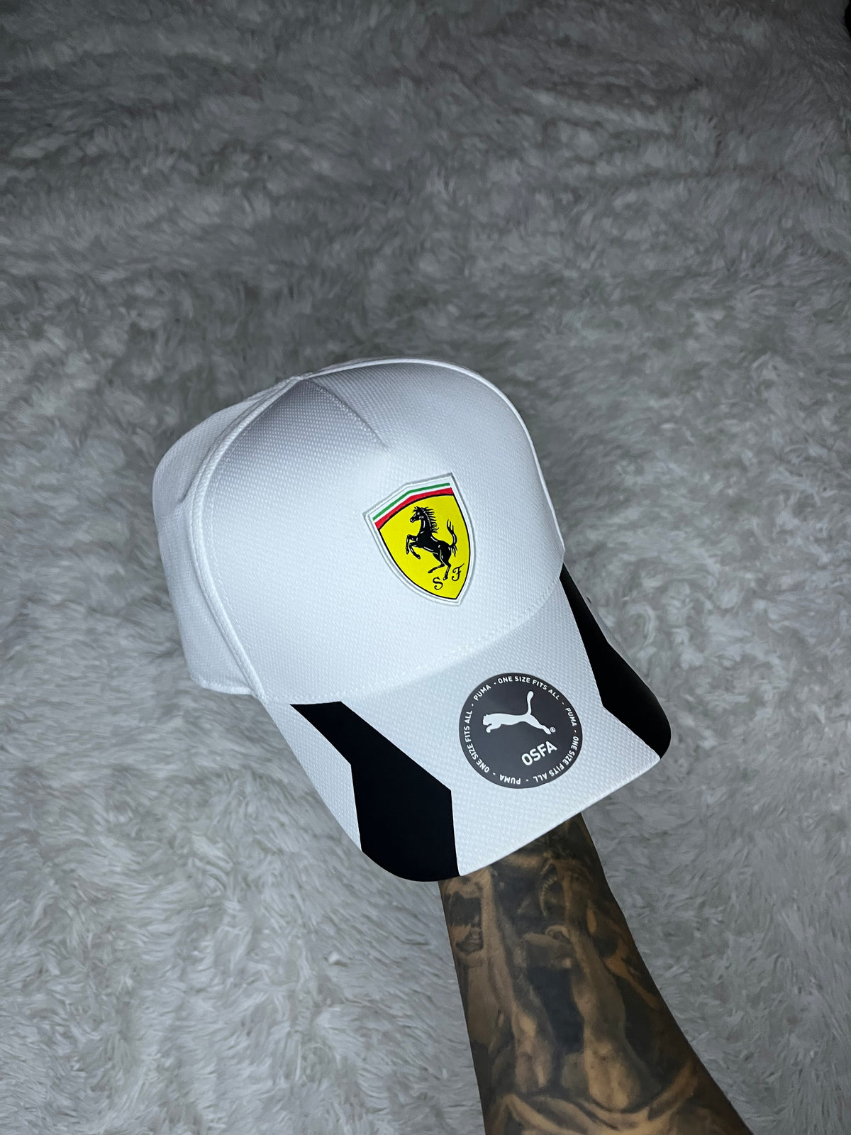 GORRO UNISEX PUMA SCUDERIA FERRARI BLANCO CON VISERA CURVA