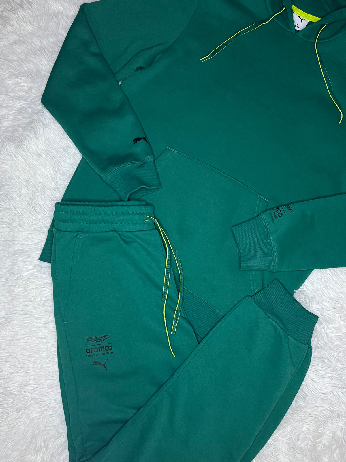CONJUNTO PUMA ASTON MARTIN ESSENTIAL VERDE: POLERÓN Y PANTALÓN