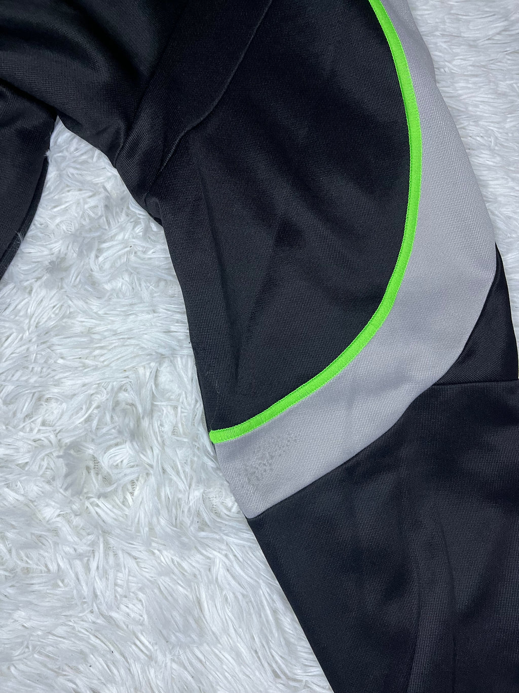 POLERÓN PUMA MT7+ MERCEDES AMG PETRONAS NEGRO CON CIERRE Y DETALLE