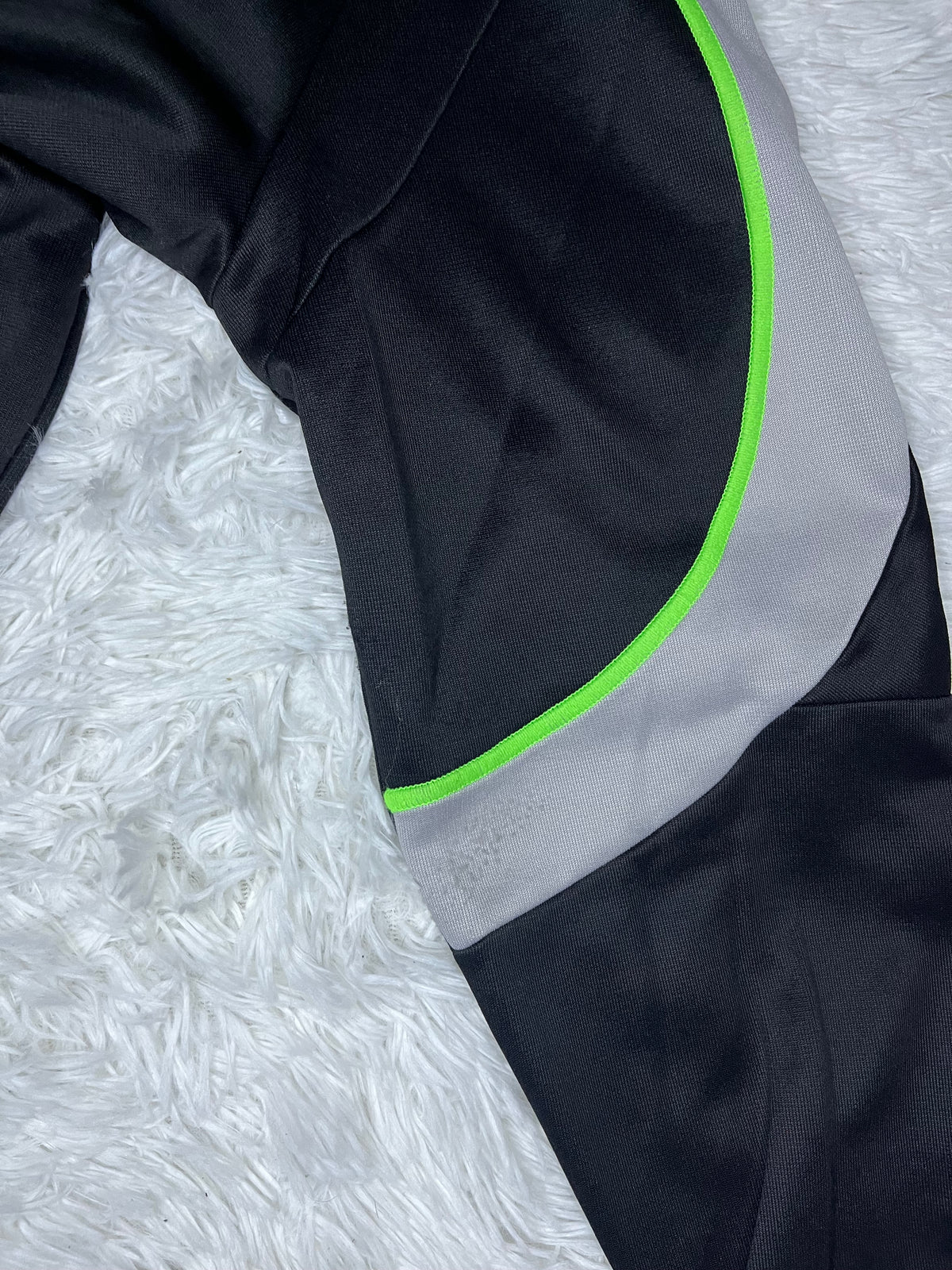 POLERÓN PUMA MT7+ MERCEDES AMG PETRONAS NEGRO CON CIERRE Y DETALLE