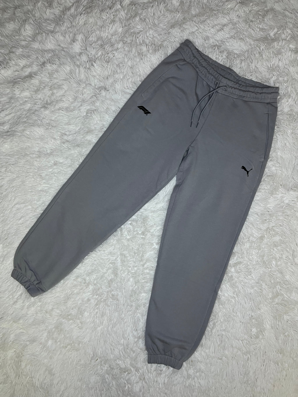 PANTALÓN DE BUZO PUMA FÓRMULA 1 REGULAR GRIS