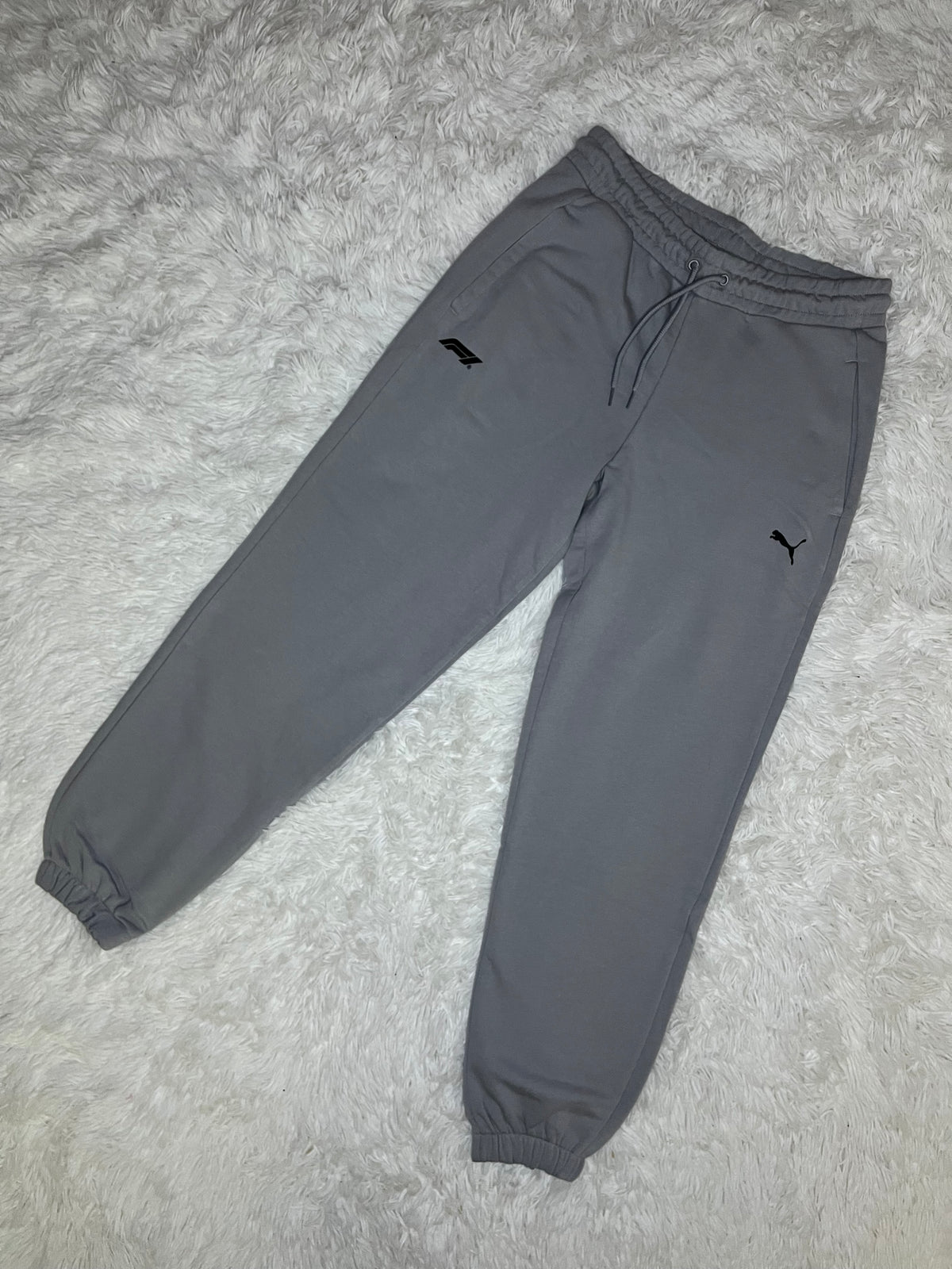 PANTALÓN DE BUZO PUMA FÓRMULA 1 REGULAR GRIS