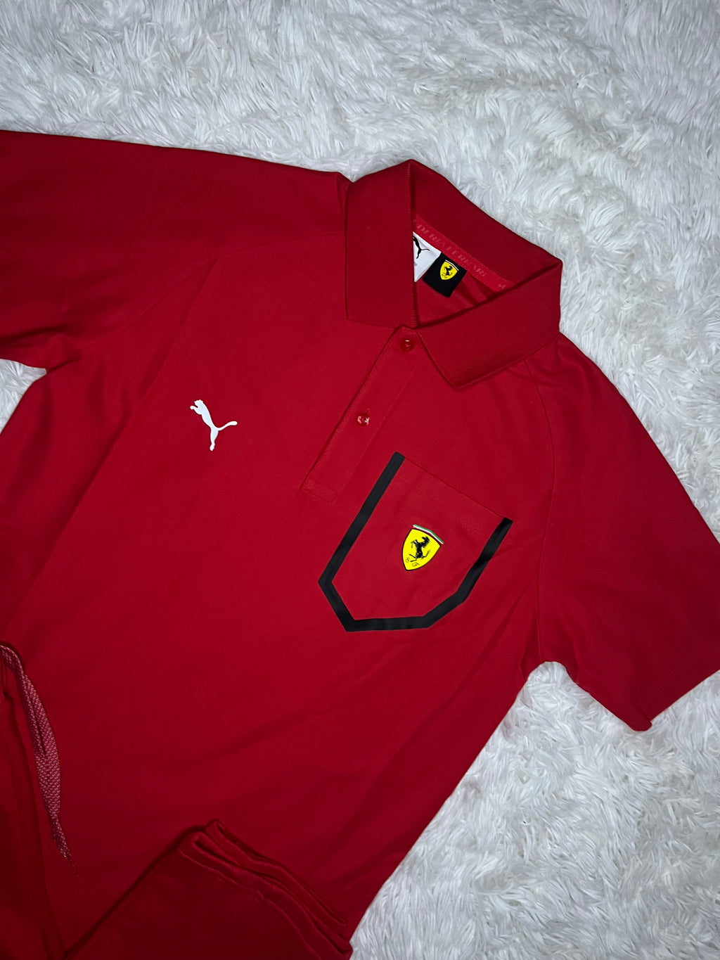 CONJUNTO PUMA SCUDERIA FERRARI ROJO: POLERA DE PIQUÉ Y PANTALÓN DE BUZO RECTO