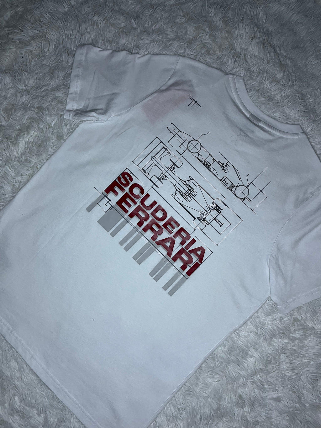 POLERA PUMA SCUDERIA FERRARI BLANCA CON DISEÑO EN LA ESPALDA