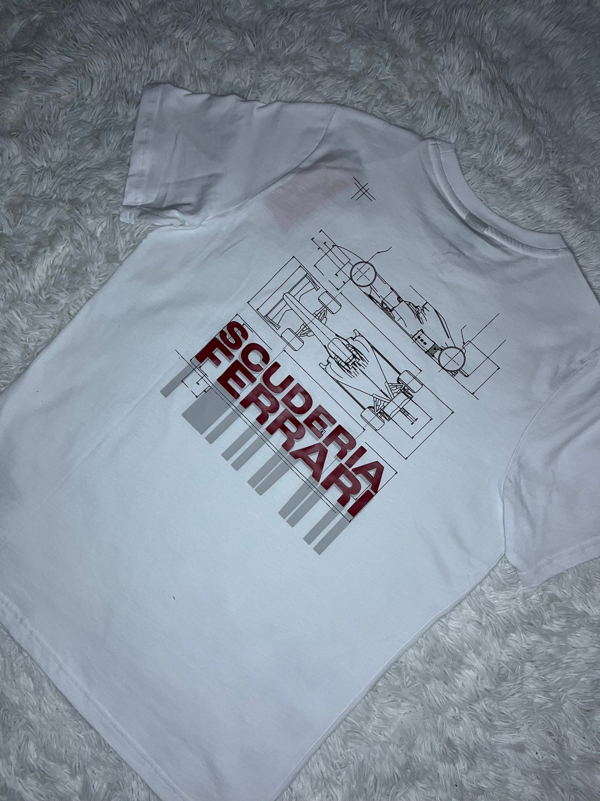 POLERA PUMA SCUDERIA FERRARI BLANCA CON DISEÑO EN LA ESPALDA