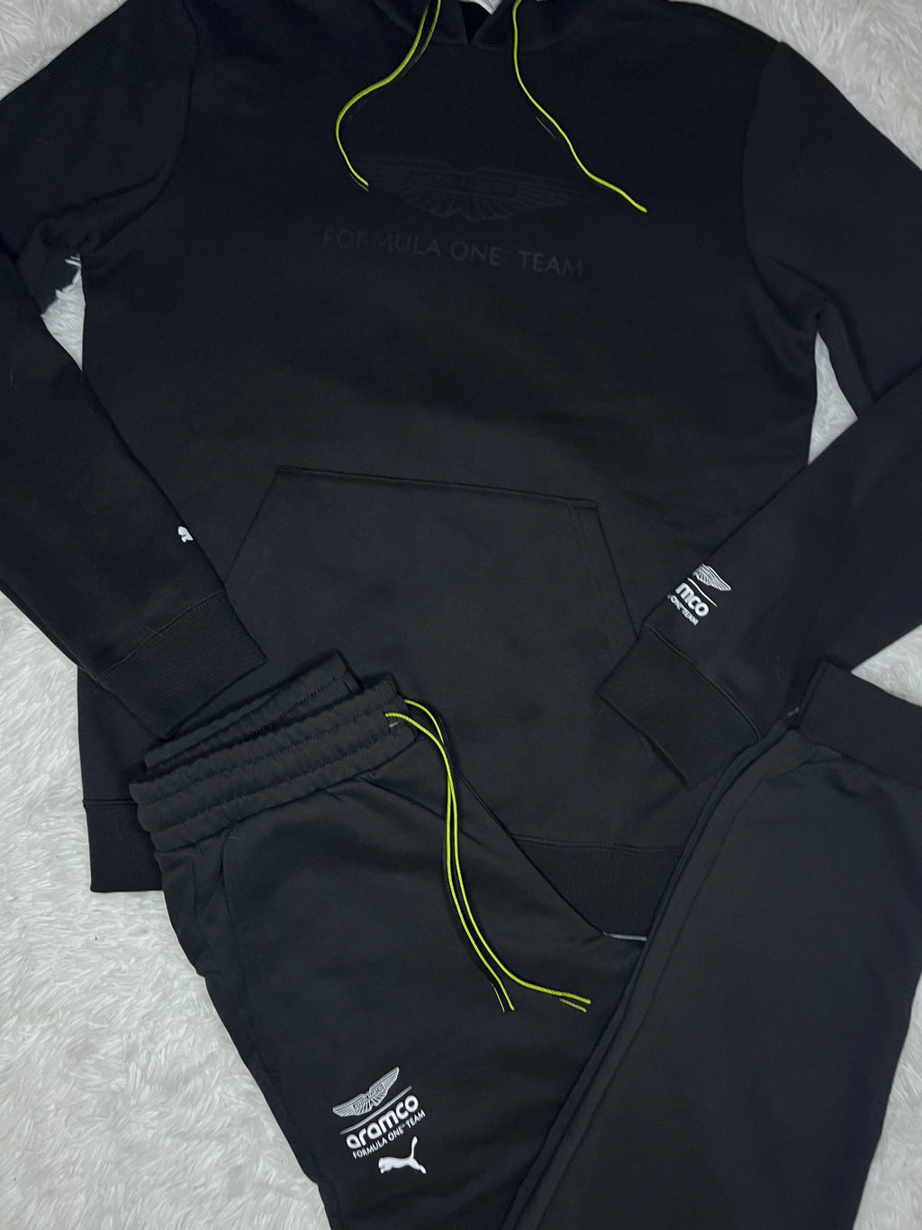 CONJUNTO PUMA ASTON MARTIN 2026 NEGRO: POLERÓN Y PANTALÓN