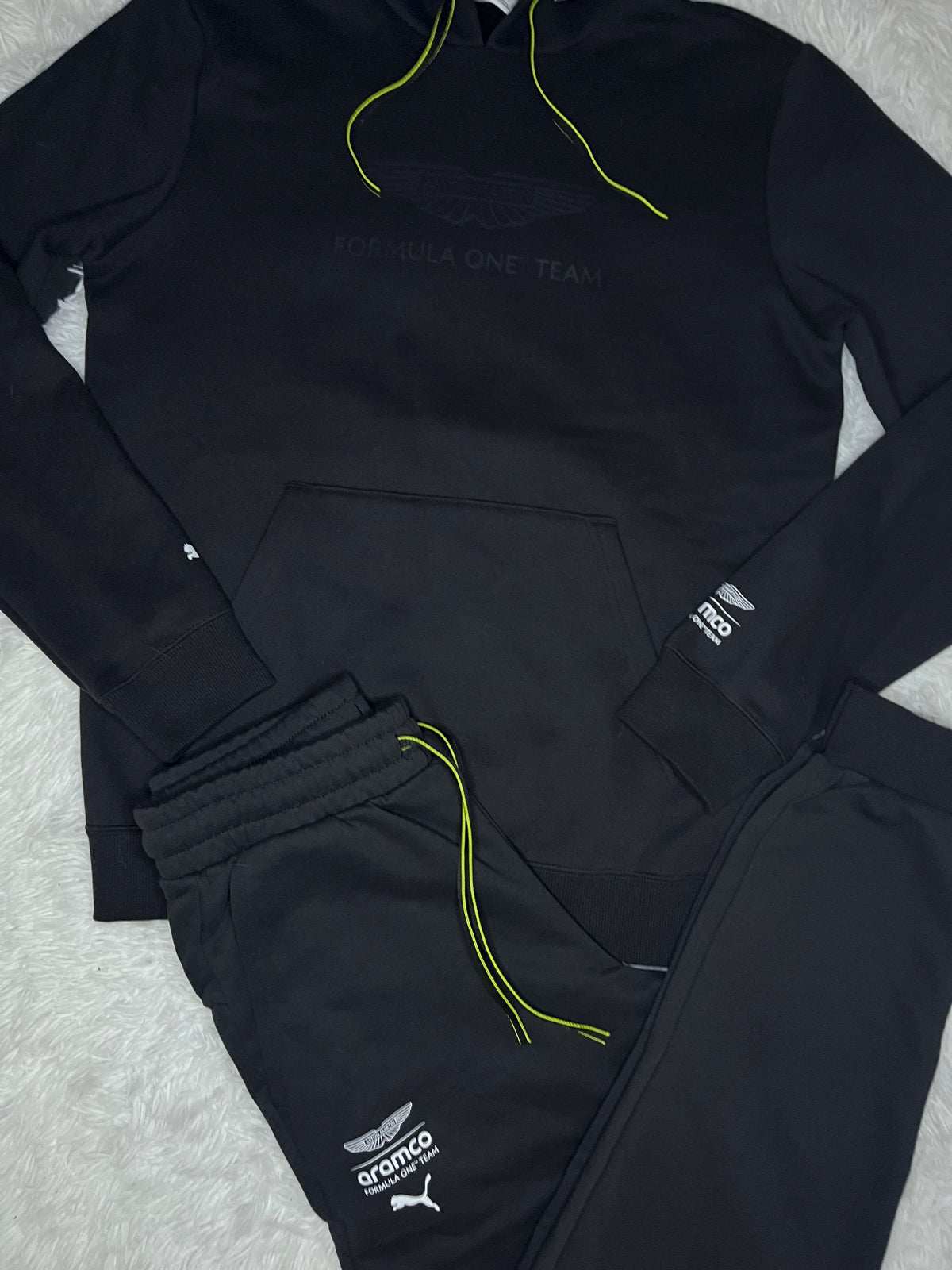 CONJUNTO PUMA ASTON MARTIN 2026 NEGRO: POLERÓN Y PANTALÓN