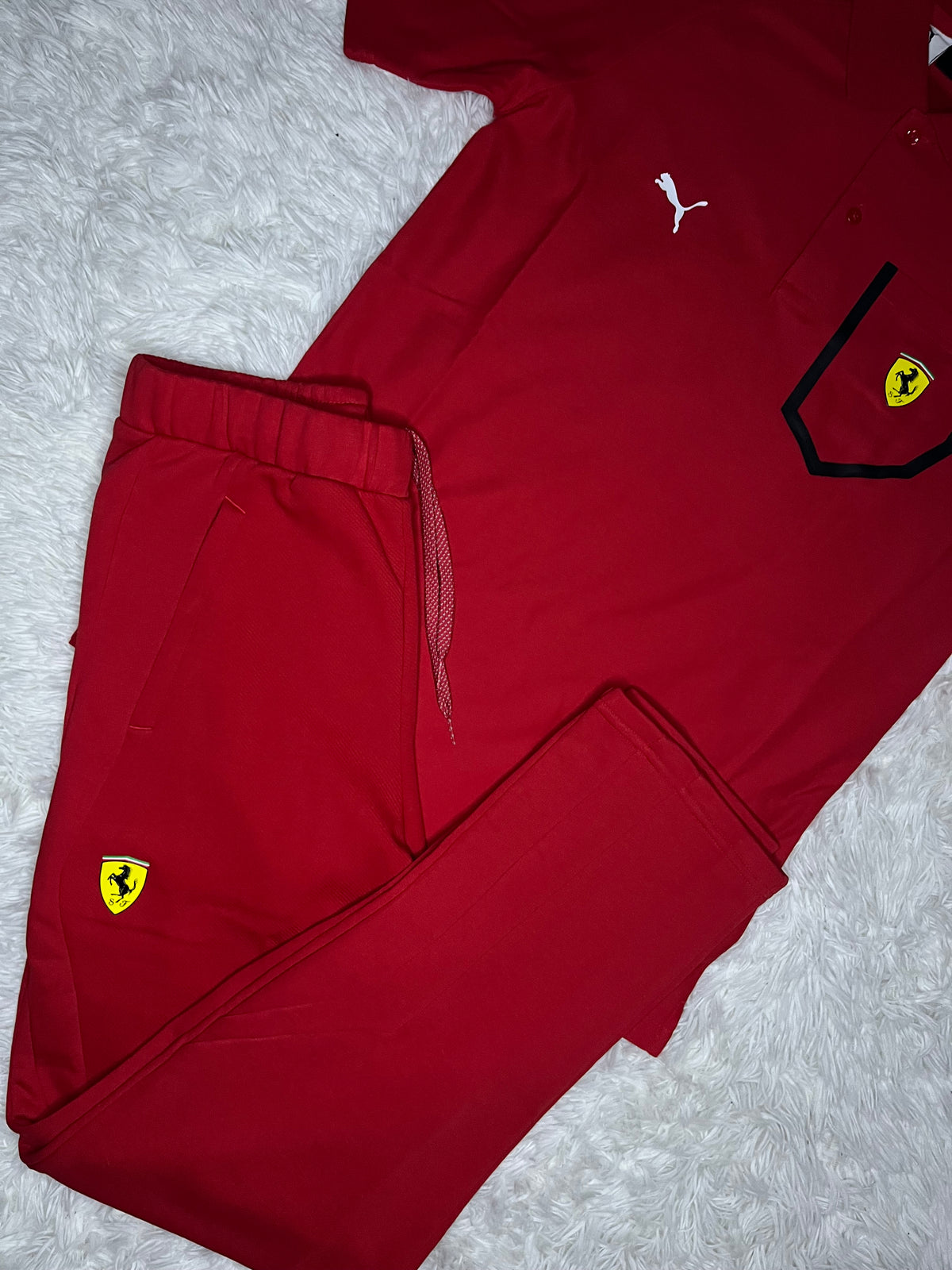 CONJUNTO PUMA SCUDERIA FERRARI ROJO: POLERA DE PIQUÉ Y PANTALÓN DE BUZO RECTO